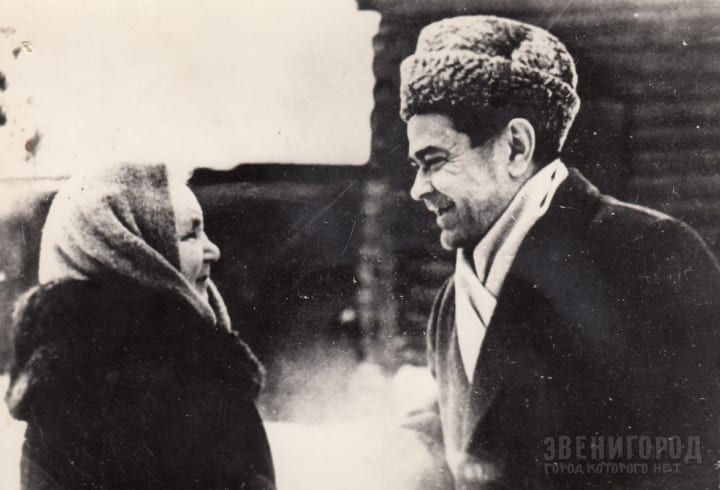 Е.Ф. Гаевская и А.П. Маресьев в Звенигороде. 1960 год.