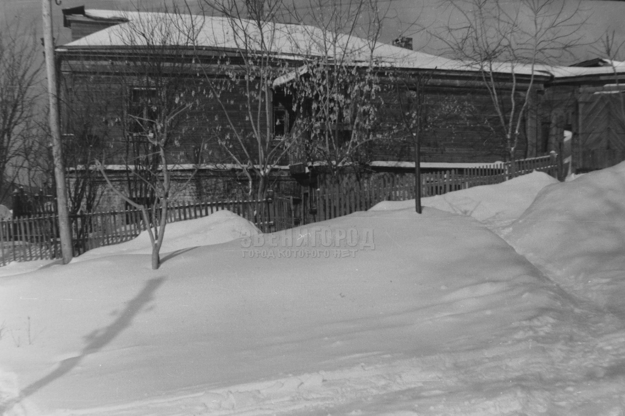 Дом Нечаевых и Зуевых на углу улиц Ленина и Соловьевская. Фото С.А. Нечаева 1956-1957 гг.