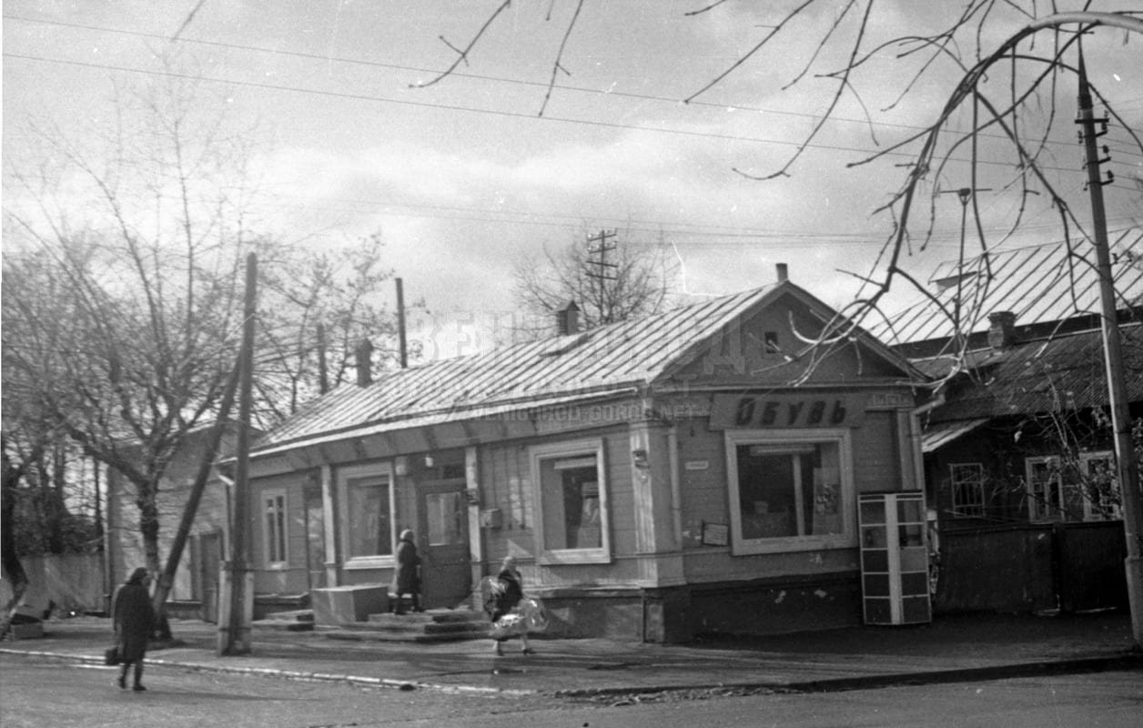 Магазин "Обувь" (до 1965 г - "Культтовары") на углу улиц Ленина и Украинская. фото 1970-х
