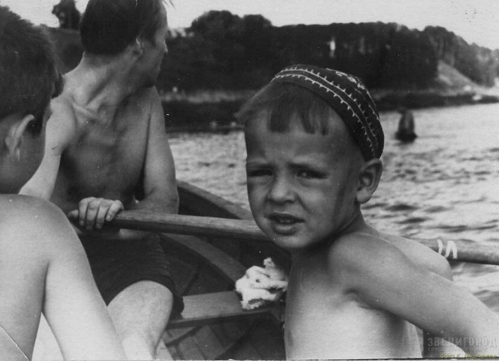 Это я, будущий автор этого сайта, Костя Лошкарев. Катаюсь в лодке по реке Москве в окрестностях Древнего Городка. На веслах - друг моего отца, милиционер, дядя Жора Пучков. 1964 или 1965 год. Мне тогда было 5-6 лет.