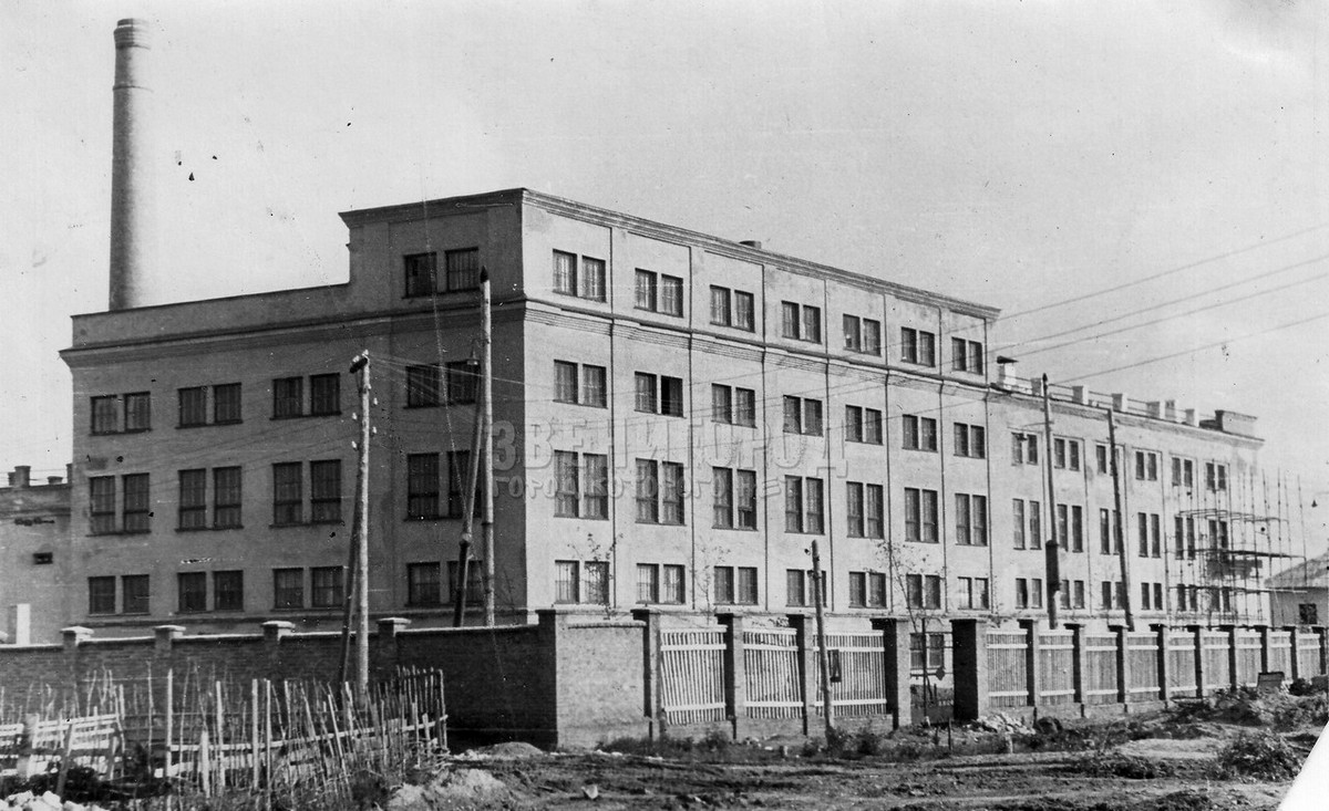 Здание хлебокомбината перед вводом в эксплуатацию. 1957 год. Автор фото неизвестен