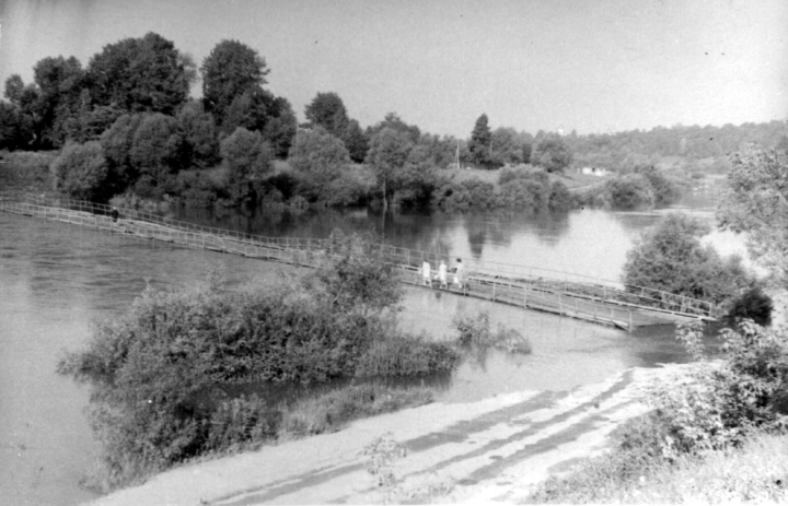 Мост на Верхний Посад в июне 1977 года во время разлива реки Москвы, вероятно вызванного аварийным сбросом воды в одном из вышестоящих водохранилищ. (Можайском, Рузском или Озернинском)