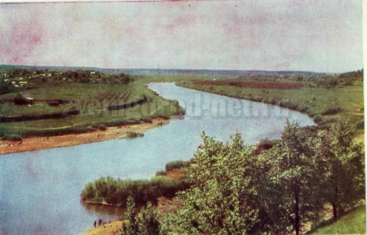 Вид на Москву реку и пляж с Древнего городка. Открытка 1966 года из коллекции И.И. Жогина