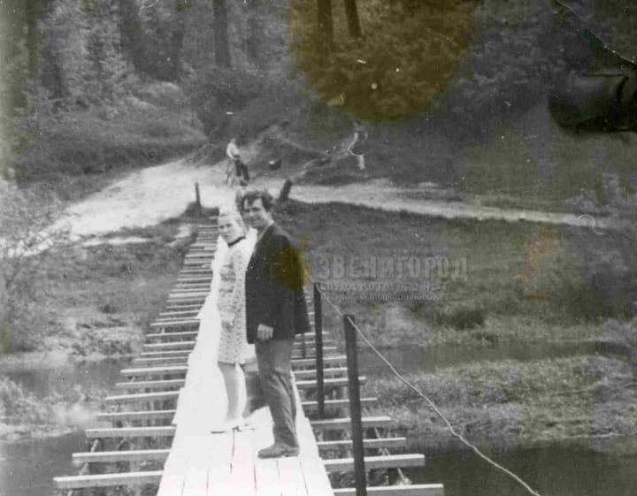 Жители села Козино, супруги Т.А. и В.М. Плаз на мостике у дер. Дунино. Фото начала 70-х из архива жителя села Козино Ю.В. Плаз.