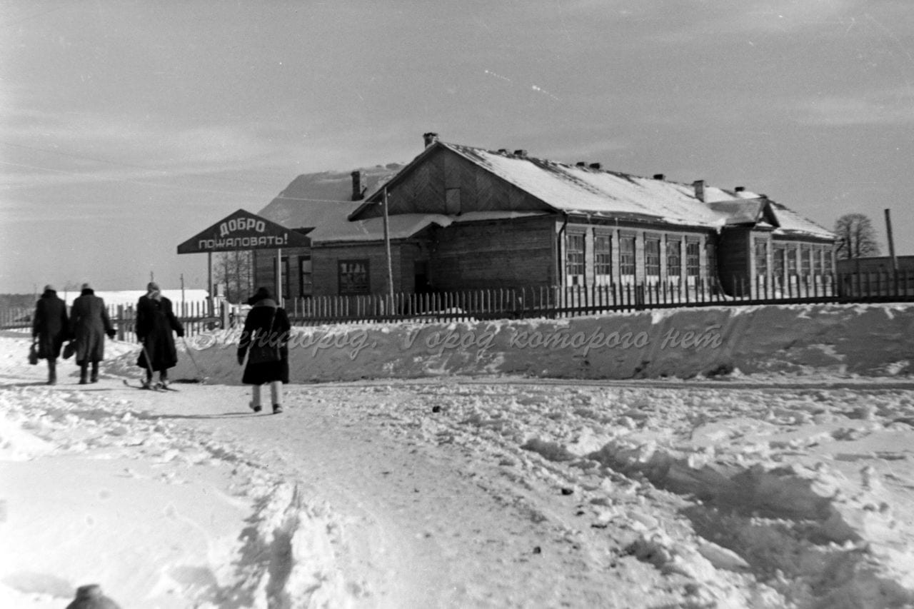 Школа и клуб в селе Введенское. День птиц в 1950-х. Фото из архива С.А. Нечаева