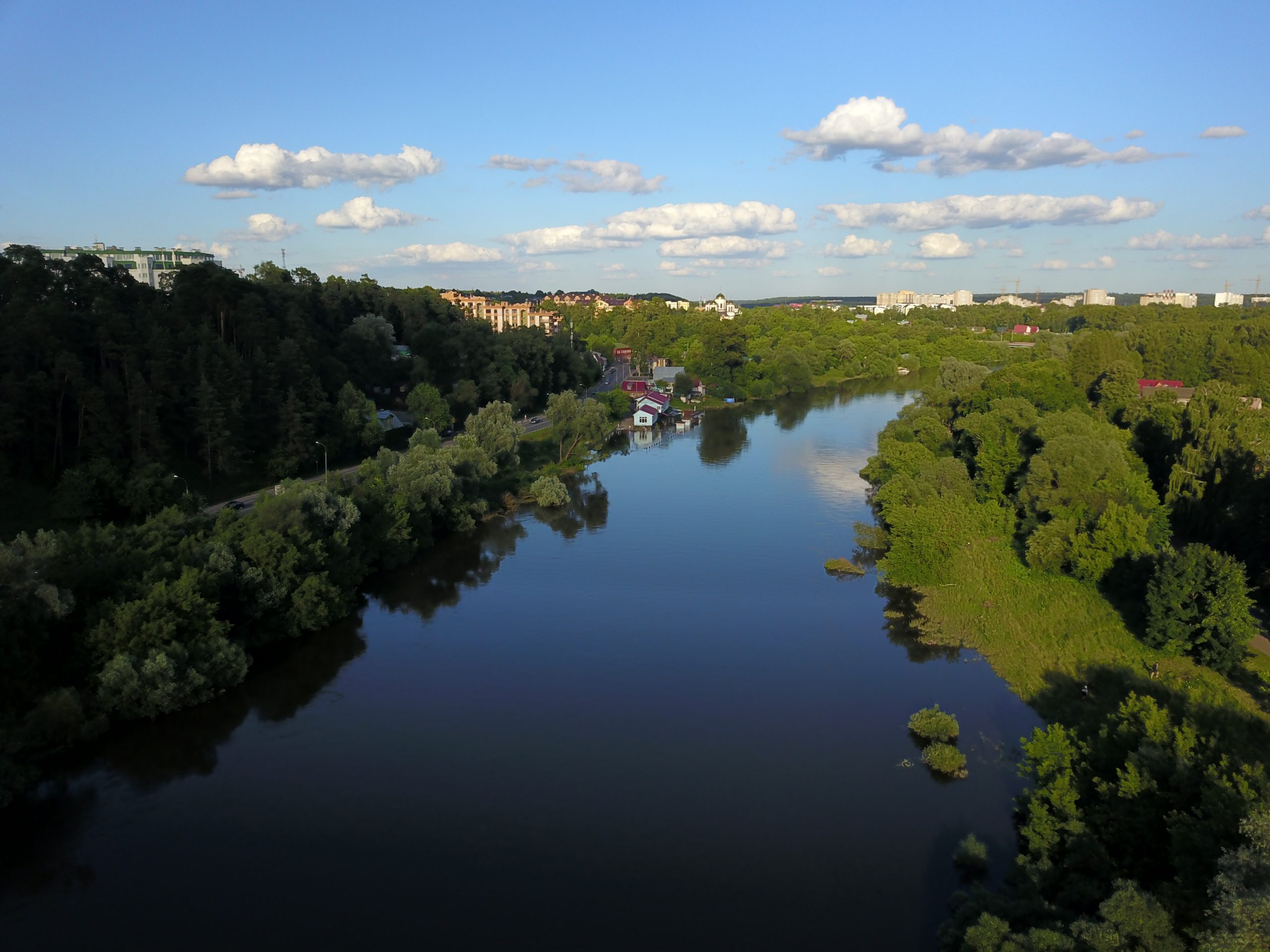 Уровень москва река звенигород. Звенигород набережная Москвы реки. Звенигород река. Река Звенига. Звенигород Москва.